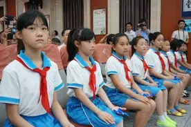 上海一小学生上学太磨叽，家长想了个“奇招”，给学生急到大哭图片