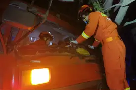 深夜运沙车失控撞树 十堰消防紧急救援图片