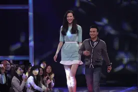 比自己高的女朋友是种什么体验？网友：举高高是不可能的图片