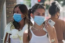 啤酒妹性感出街，双麻花辫配短吊带腹肌太抢眼，太像“人形芭比”图片