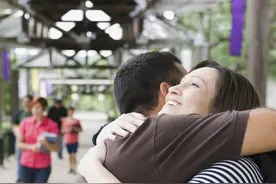 一个45岁中年女人的悔悟：参加一场同学聚会，毁了我20年幸福婚姻图片