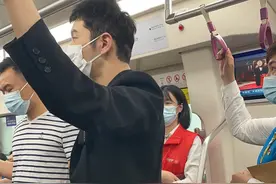黄晓明低调现身地铁，生图颜值能打嫩似小伙，刚被记者爆料未离婚图片