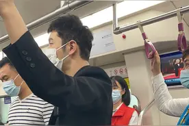 黄晓明低调现身地铁，生图颜值能打嫩似小伙，刚被记者爆料未离婚图片
