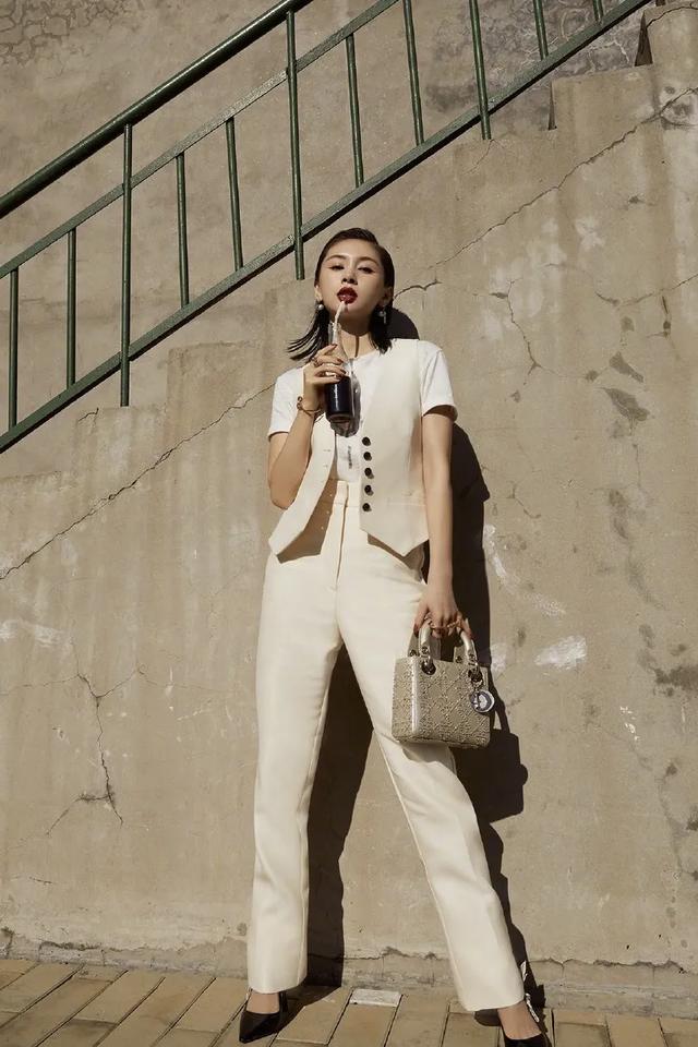 女明星秋季撞衫的第一件单品，我再也不说它鸡肋了