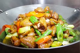 大厨教你干锅肥肠的正确做法，香辣过瘾味道棒，吃一口满嘴香！视频封面