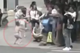 小学生摸女同学屁股被罚街头裸身蹲马步，无知的人为这一做法点赞图片