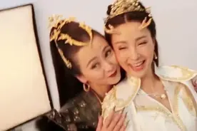 48岁陶虹与大4岁翁虹同框，眼皮凹陷显老，再扮小龙女反被嘲？图片