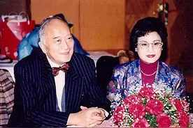 84岁孙道临，拖着病体买下西瓜，在妻子病床前，一勺一勺喂她吃图片