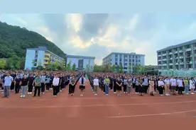 什么事这么重要，1000多名学生正常上课都可以推迟？！杭州一位名校长多年的坚守影响深远图片