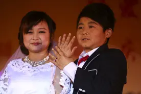 袖珍妈妈不顾家人反对，坚决怀孕生子，如今生下孩子全家苦不堪言图片