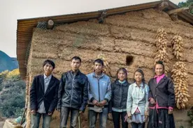 “与世隔绝”的六口之家，居住在无电无网的深山里，连户口都没图片