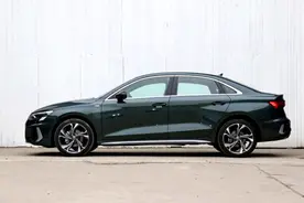 适合小资开的省油轿车，可以看看这两款，皮实耐用操控性好图片