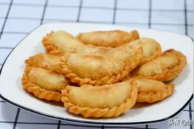 过年做这道小吃，包满花生馅，寓意钱包满，是招待客人必备的食品图片