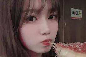 小说：“是闺蜜在挠我痒痒呢！”图片