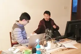 儿子考试就得了1分，回家还这样骗我，看我不给他屁股打开花视频封面