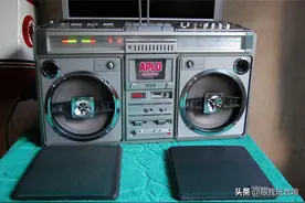 SHARP80年代生产的收录机便携式音响；图片