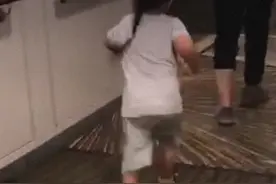郭德纲小儿子曝近照，大肚腩胖到走路肉在抖，6岁还穿尿不湿？图片