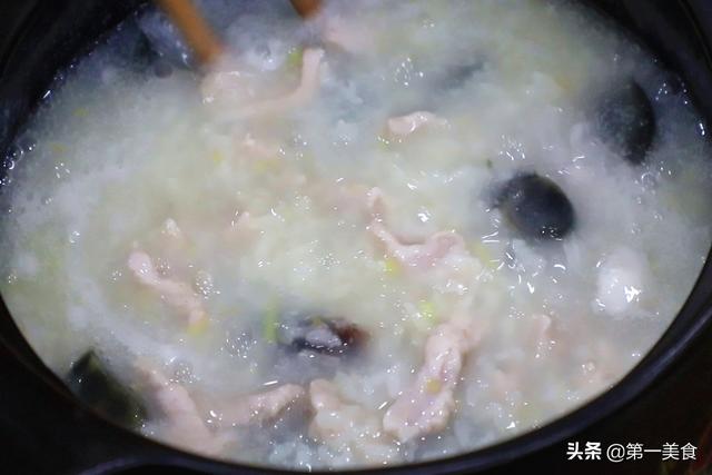 熬皮蛋瘦肉粥，直接放米煮就毁了！这才是正确的做法，香糯又养胃