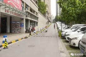 太狠心！广西一小区过道里发现弃婴！婴儿扔地，衣服单薄图片