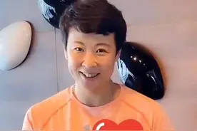 女排名将冯坤拜年！混血儿子卷毛单眼皮太像她，家住曼谷富人区图片
