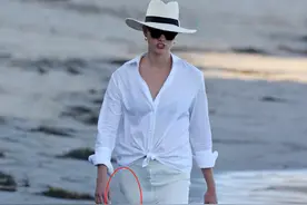 美国维密超模克劳斯，海滩散步穿冰丝裤，“骨感”身材搭出优雅范图片