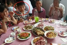 “辈分最高”小学生火了，全村人摆席等他出场，村长：不敢先动筷图片