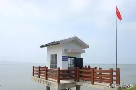 防汛冲锋在前！南京溧水石臼湖沿线筑起坚强的红色堤坝图片