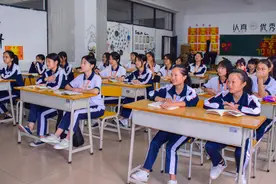 为学生“量身定做”新型课桌，家长们很开心，但学生们开心不起来图片