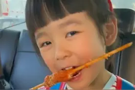 陕西一爸爸买烤串接女儿放学，萌娃吐槽妈妈，结果被无情“出卖”图片