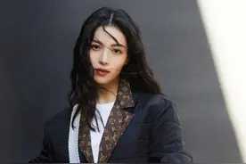 钟楚曦人美又会穿，印花西装外配干练利落，脚踩马丁靴超霸气图片