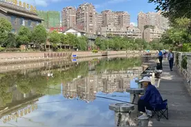 一人 一椅 一竿 一茶，静静地只为等最肥的鱼儿上钩图片