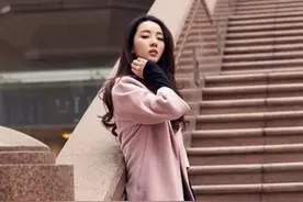 李思思素颜健身直播，没有上妆气质暗淡不少，却不影响她精致五官图片
