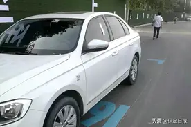 注意！车位上这样停车也会被罚！蓝、绿色为“限时停车位”图片