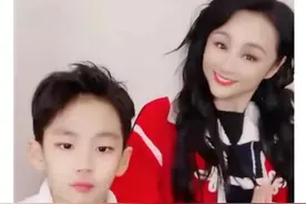 曹颖10岁儿子精致如王子，招风耳吸睛，被指幸好没遗传妈妈脸型图片