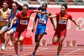 脚底生火，4x100跑出中国速度！心情大好，不忘调侃美国马失前蹄图片