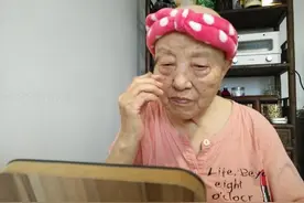 50岁以上的女人，化妆品“买精不买多”，买这4样就够日常用了图片