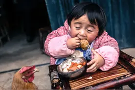 崔玉涛建议在孩子2岁左右培养其独立吃饭的能力，是完全不晚的图片