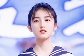 少女感十足的张子枫去活动，一身水手服惹人喜爱，这个00后会打扮图片