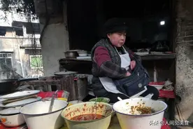 重庆70岁嬢嬢在山上卖豆花饭，8元一碗随便吃，还是40年前的味道图片