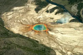 美国黄石公园休眠间歇泉喷发128次，预示下方超级火山将爆发？图片