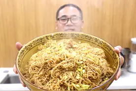 午餐来了，省事顶饱菜面一锅，河南人人都爱吃的地道蒸面条图片