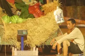 石榴快评︱深夜路灯下的父亲，像不像你我的父亲图片
