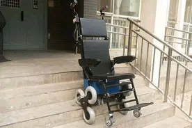 21岁学生发明爬楼轮椅，三分钟可爬10层楼，老人也能轻松操作图片