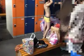 妈妈带儿子进女更衣间，可能导致孩子患上难以启齿的精神心理障碍图片