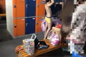 妈妈带儿子进女更衣间，可能导致孩子患上难以启齿的精神心理障碍图片