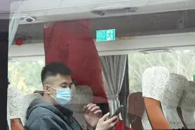 男篮启程日本！官方更新9张近照！全员理发，赵睿低调，艾伦酷帅图片