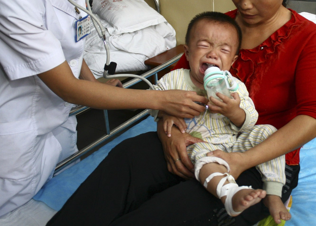 头大不是宝，假冒伪劣奶粉再害人，喂养孩子需细心