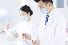 他为艾滋妈妈接生11年，惊险闯关只因有爱妻相伴图片