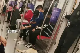 这只又爱睡，又馋嘴的警犬到底是怎么混上编制的呢图片