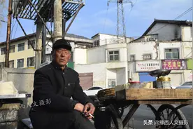 70岁老汉凌晨4点做豆腐，守着摊位打瞌睡，老手艺坚持30多年图片